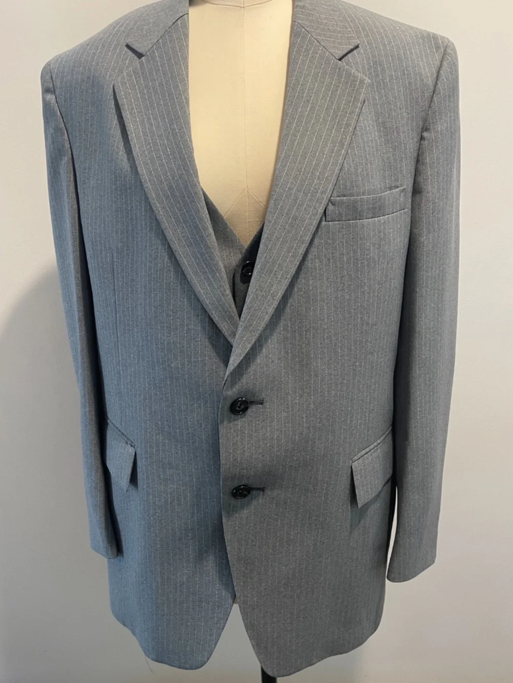 Vintage Darby House Gray Pinstripe 3-Piece Men's Suit Jacket Vest Pants